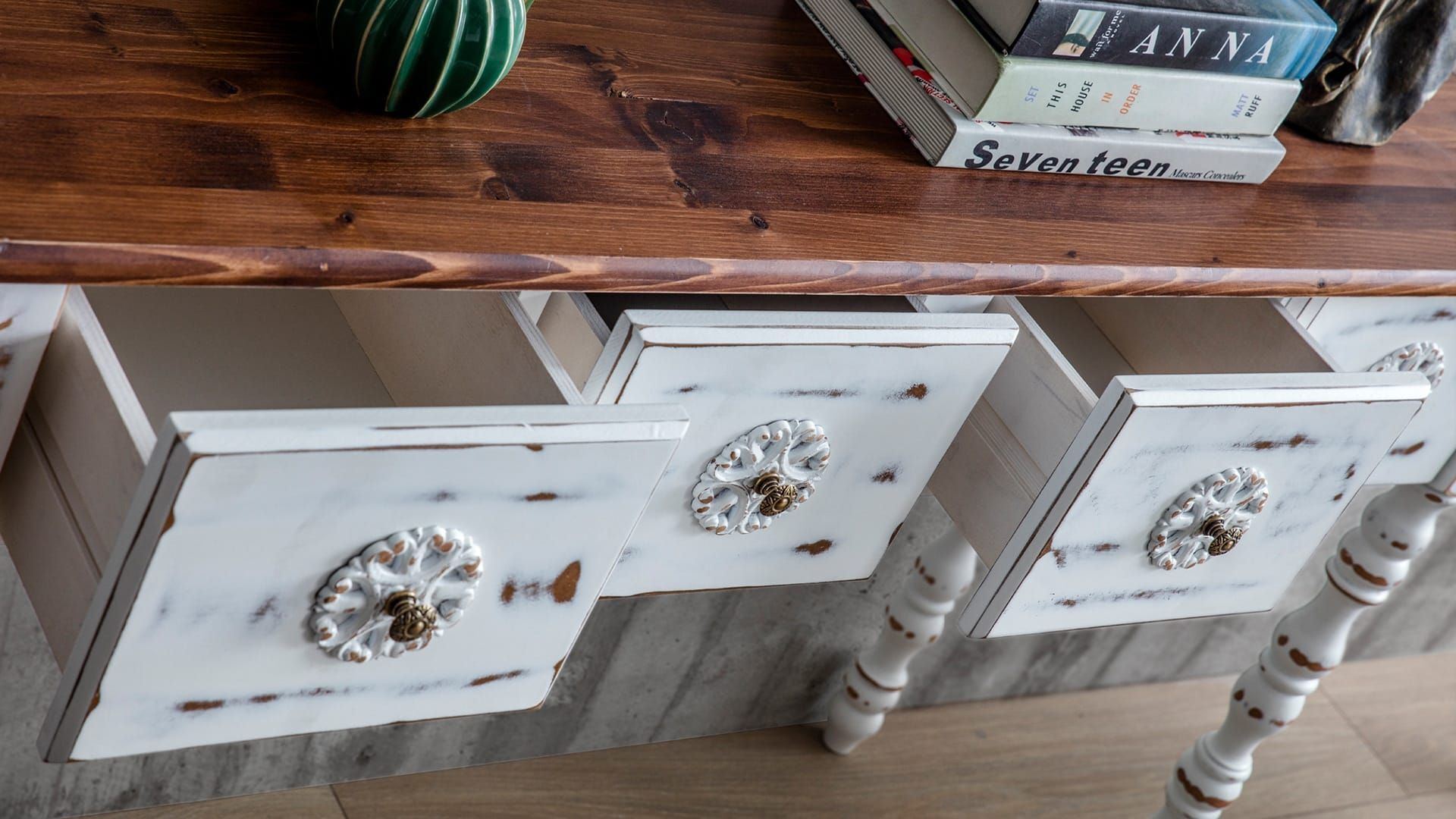 Eskitme Beyaz 4 Çekmeceli Dresuar